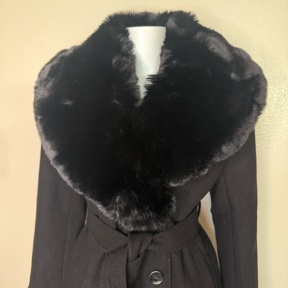 Black removable faux fur on collar belted pea coat - Picture 3 of 9